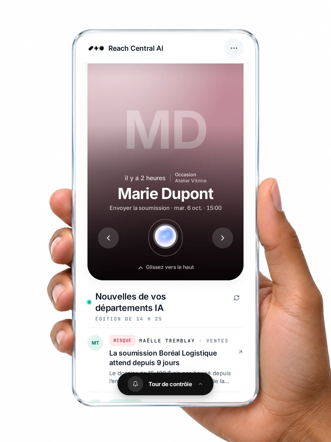 La fiche client de Marie Dupont dans Reach Central AI sur un panneau de verre tenu en main.