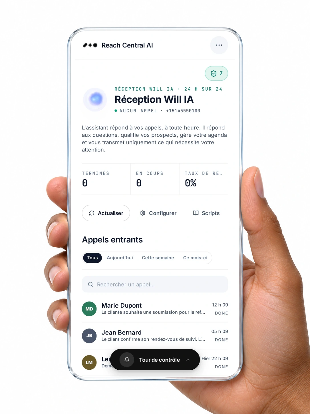 Réception Will IA sur un panneau de verre tenu en main, avec les appels entrants et leurs résumés IA.