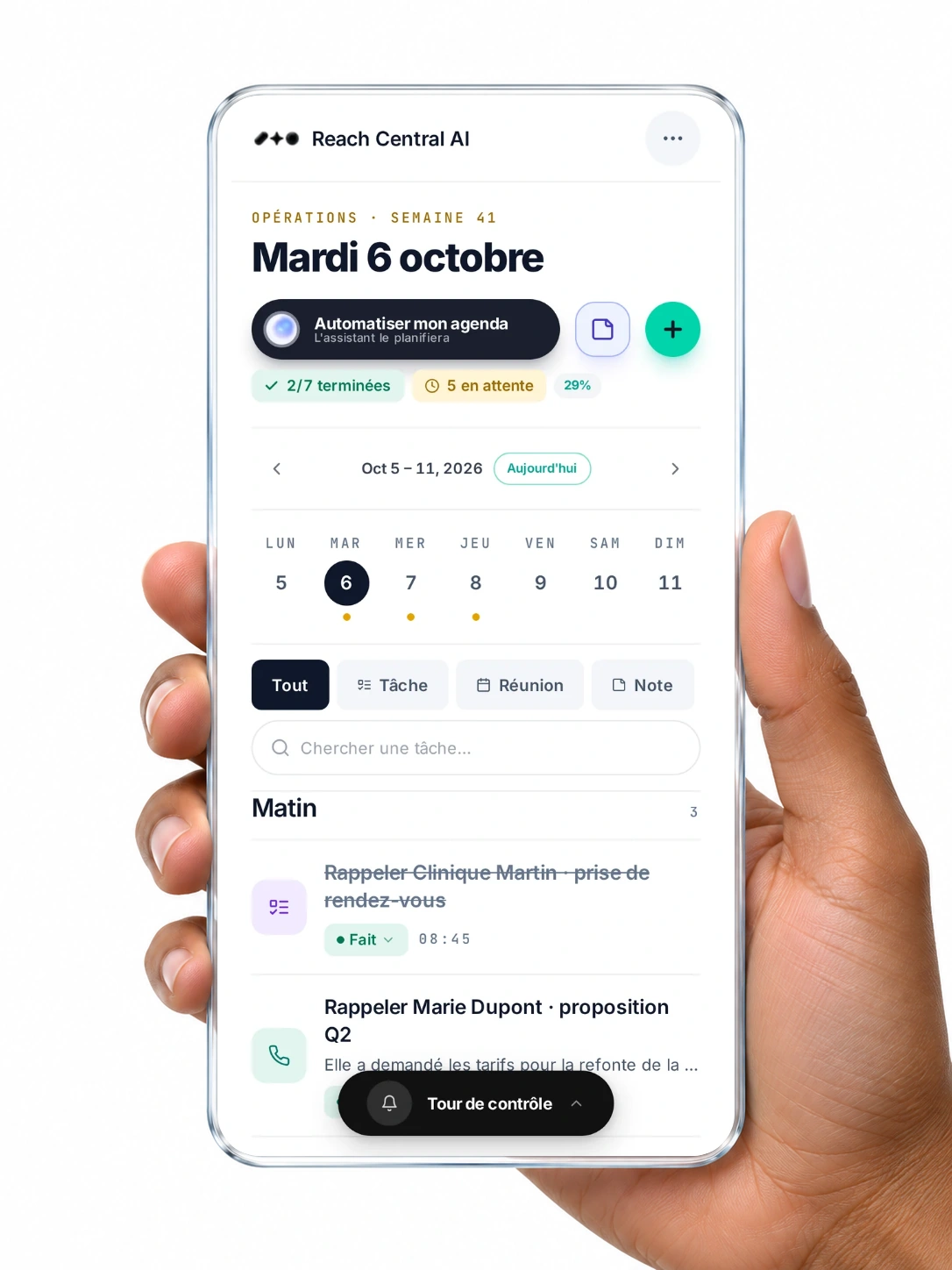 Le planificateur de Reach Central AI sur un panneau de verre tenu en main, avec Automatiser mon agenda et les tâches du matin.