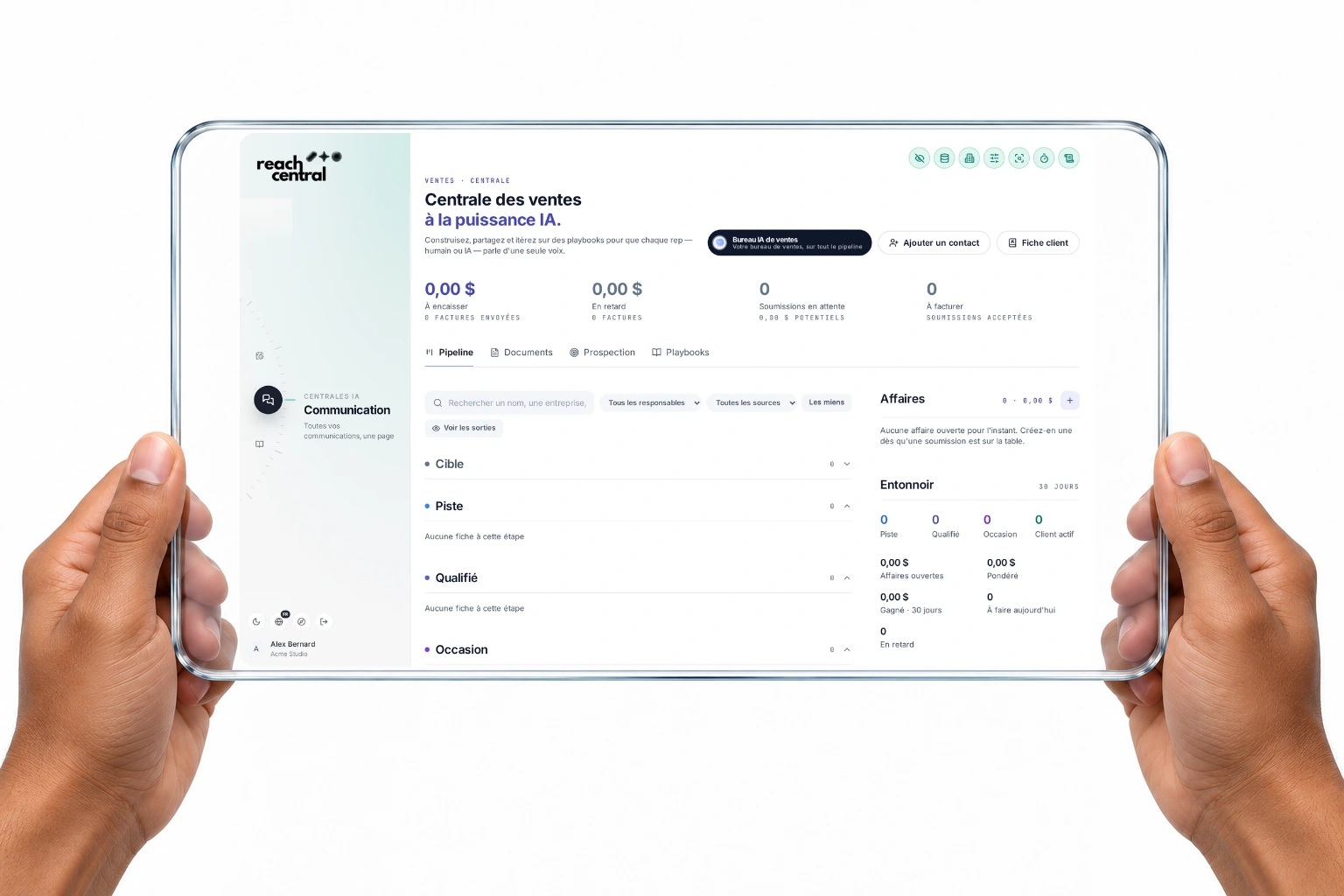 Sales Central dans Reach Central AI : factures, soumissions, le pipeline par étape et l'entonnoir.