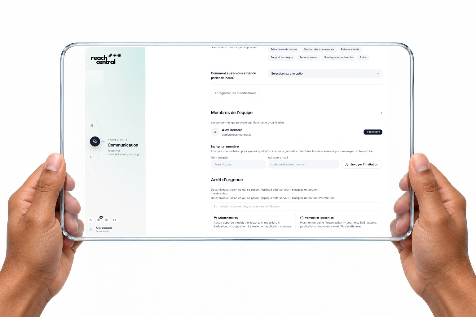 Les réglages d'arrêt d'urgence de Reach Central AI, avec Suspendre l'IA et Verrouiller les sorties.