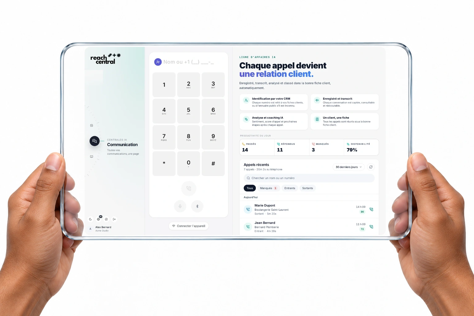 La centrale de communication de Reach Central AI : la ligne d'affaires avec les appels récents, et la boîte unifiée sur un panneau de verre tenu en main.